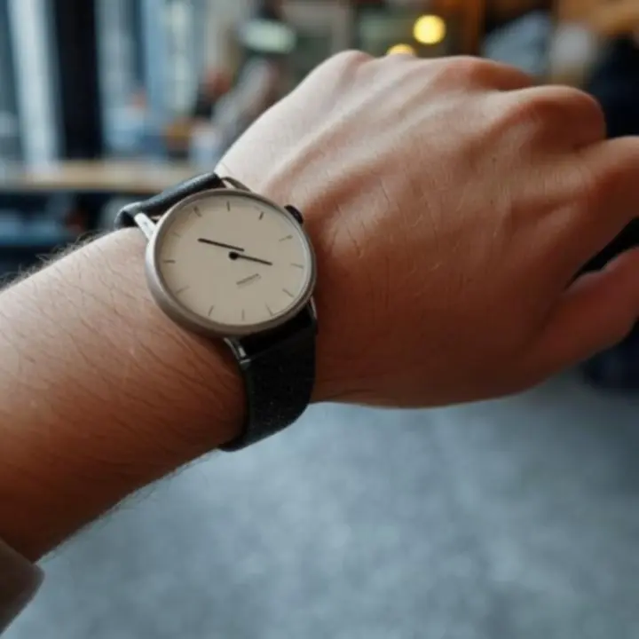 Klient noszący skórzany pasek do zegarka na nadgarstku w codziennej stylizacji