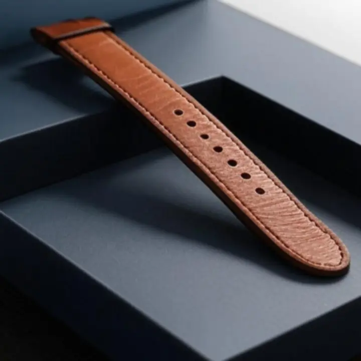 Brązowy skórzany pasek do zegarka prezentowany na zbliżeniu